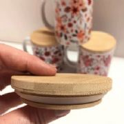 Caneca Flowers c/Tampa de Bamboo - und